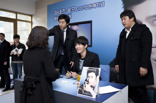 http://dramascenes.files.wordpress.com/2011/01/hyun-bin-laneige-fan-meeting-4.jpg?w=600